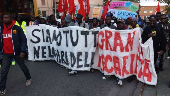 Migranti sfilano senza autorizzazione per le strade di Caserta04