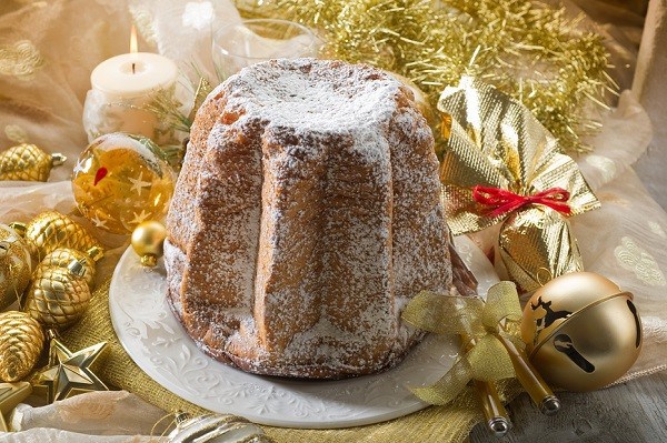 pandoro traditional italian christmas cake