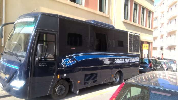 Polizia penitenziaria bus