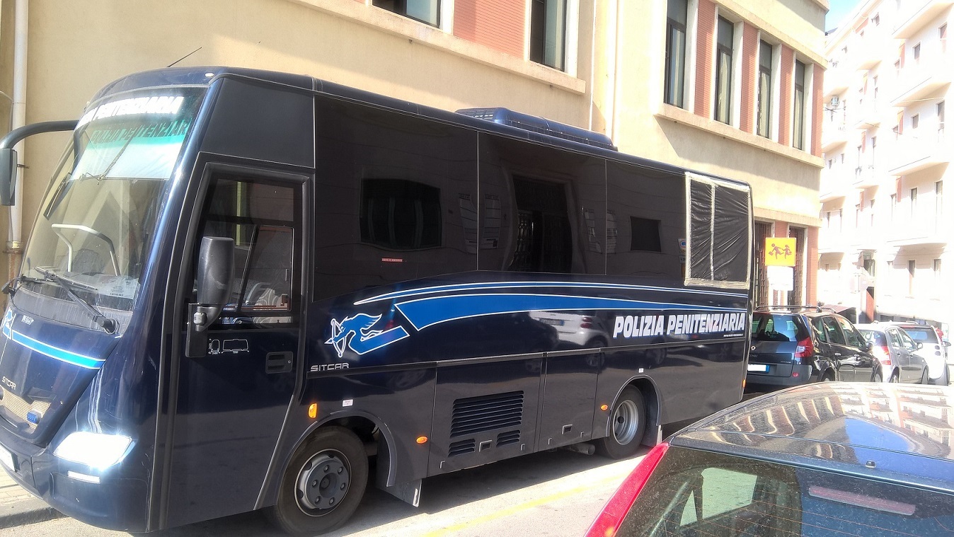 Polizia penitenziaria bus