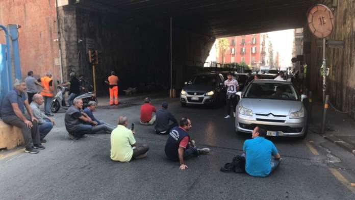 Protesta degli operai edili nel quartiere napoletano di Fuorigrotta