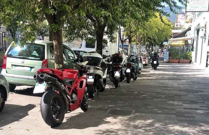 Salerno via Memoli - Moto sul marciapiede