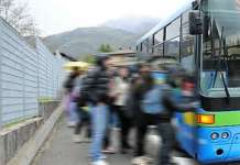 “Le nostre figlie molestate sul pullman da coppia di stranieri”