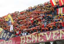 Benevento, con il Lecce sì a sciarpe, bandiere e striscioni
