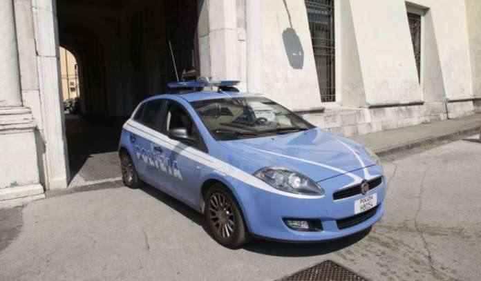 Un'auto della Polizia di Stato a Caserta