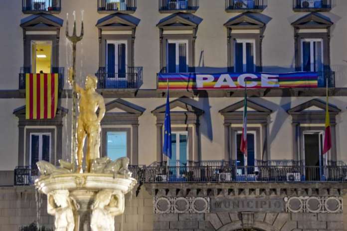 Catalogna: de Magistris espone bandiera al Comune di Napoli