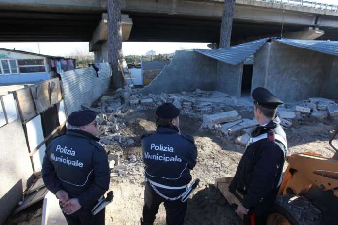 Demolizione case abusive campo rom di Scampia