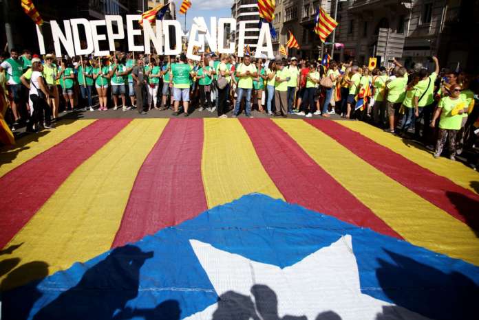 catalogna_independencia_bandiera_striscione