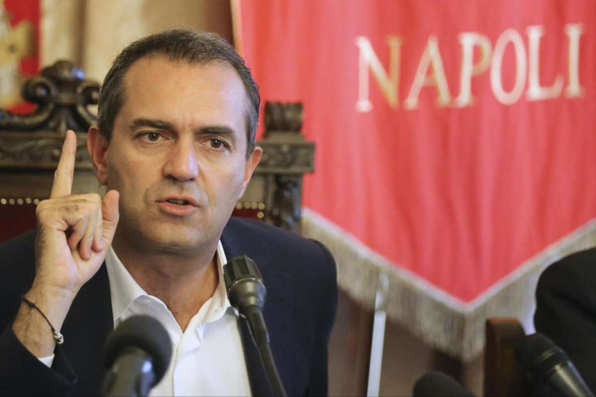 Napoli, conferenza stampa di Luigi de Magistris