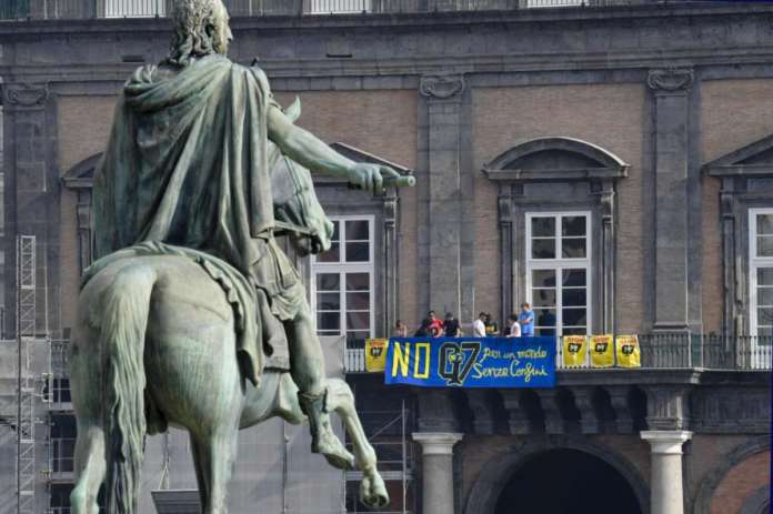 G7: antagonisti con striscione su Palazzo Reale Napoli
