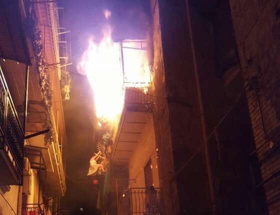 Incendio nella notte a Napoli, donna muore lanciandosi nel vuoto