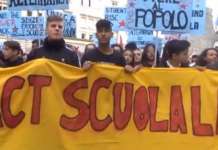 Napoli, 1000 studenti in piazza contro l’alternanza scuola – lavoro