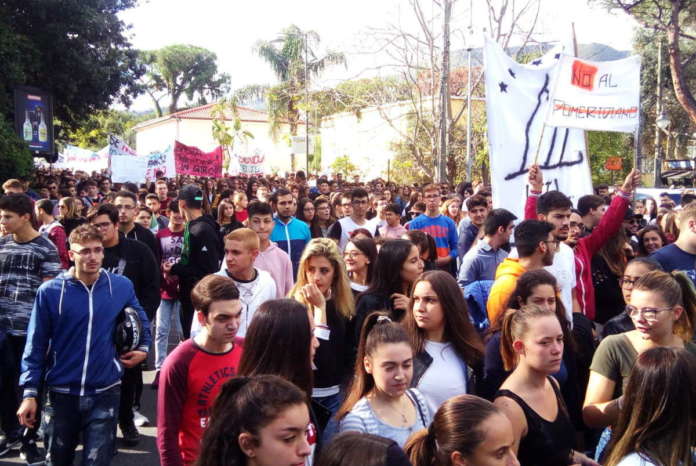 Scuola: no ai doppi turni, studenti in piazza a Ischia