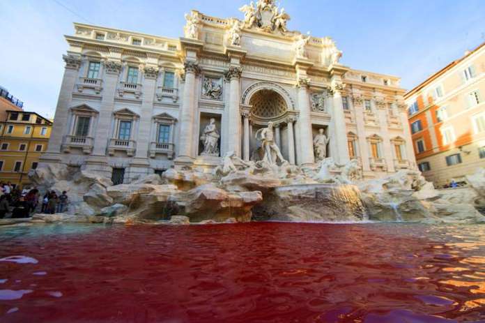 VANDALISM IN TREVI'S FOUNTAIN