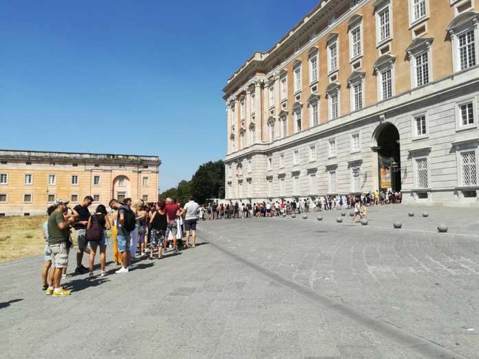 turisti fila Reggia
