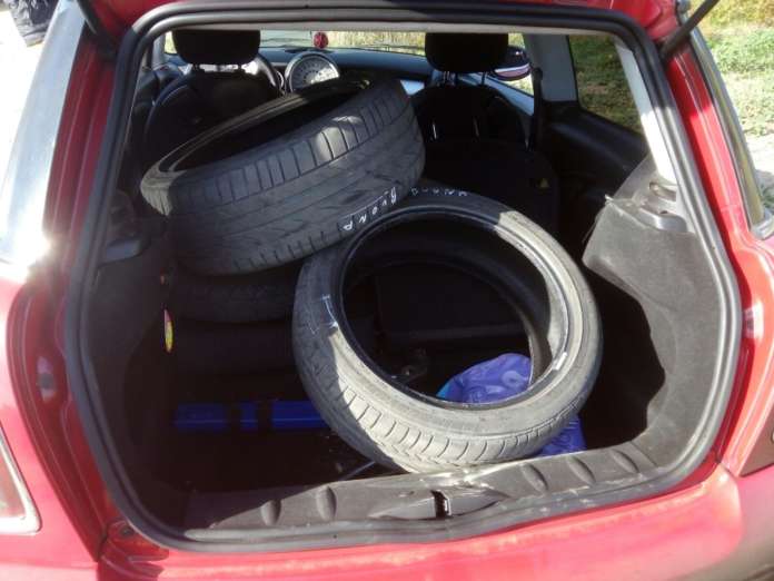 1. L'auto con i pneumatici pronti da sversare