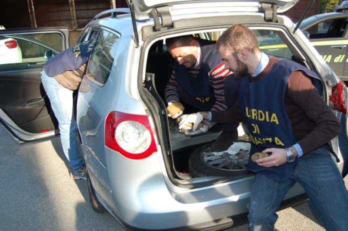 Finanzieri cercano droga in auto