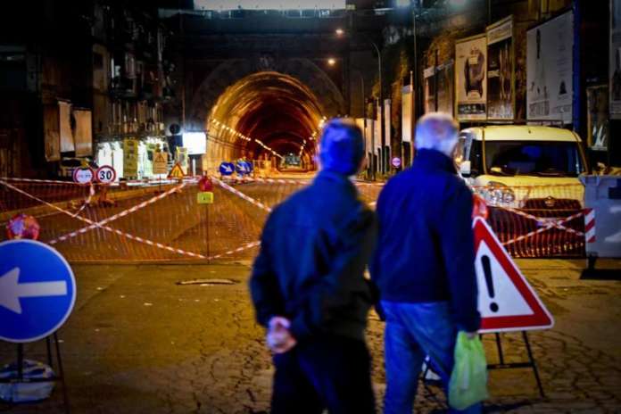 Chiude tunnel a Napoli, ore in auto per aggirare i 900 metri