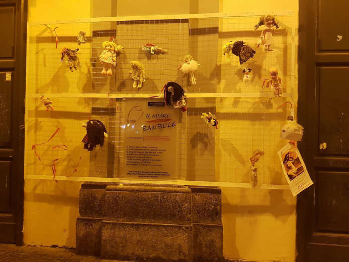Il Muro delle Bambole dopo il furto della bambole