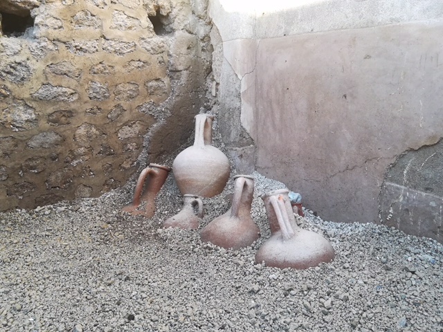 Pompei: da scavi riemergono 14 anfore intatte