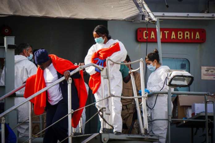 Migrants arrive in Salerno