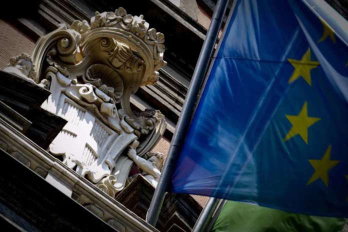 Cade frammento stemma Museo Archeologico Napoli, no feriti