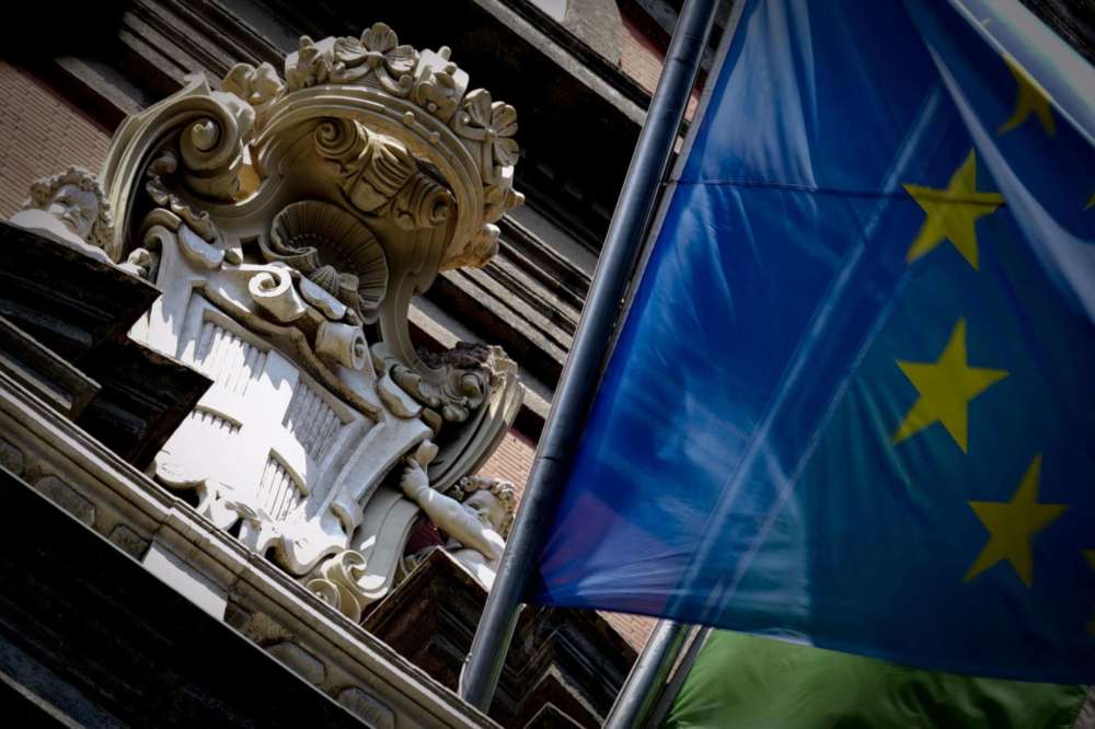 Cade frammento stemma Museo Archeologico Napoli, no feriti