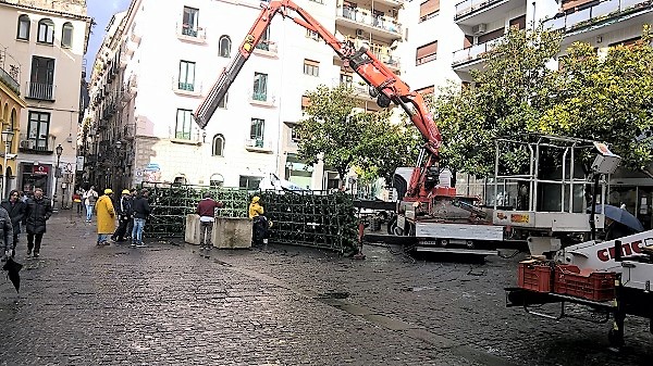 Montaggio albero Natale