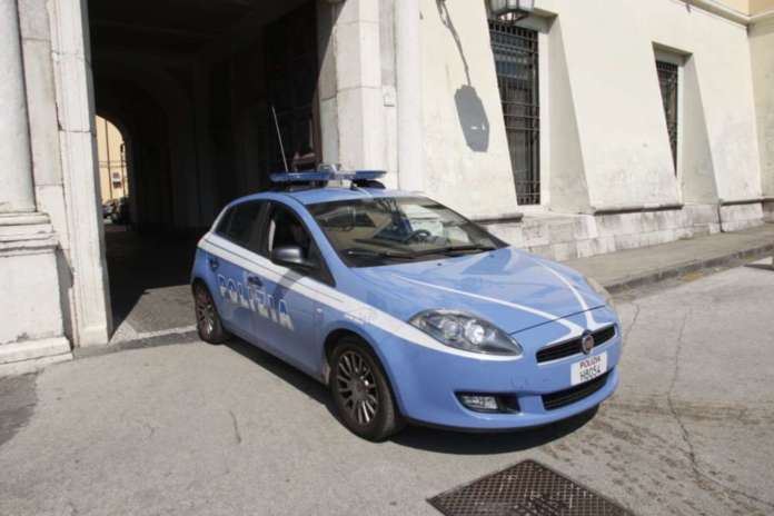 Un'auto della Polizia di Stato a Caserta