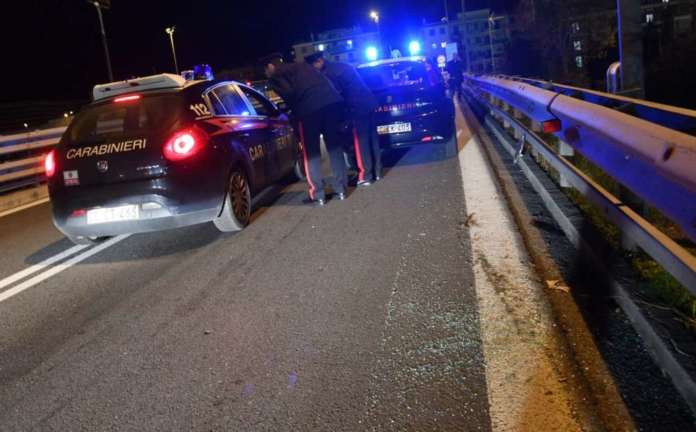 Auto non si ferma all'alt: i fuggitivi sarebbero ladri