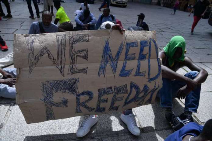 Migranti: corteo e protesta sotto la Prefettura a Genova