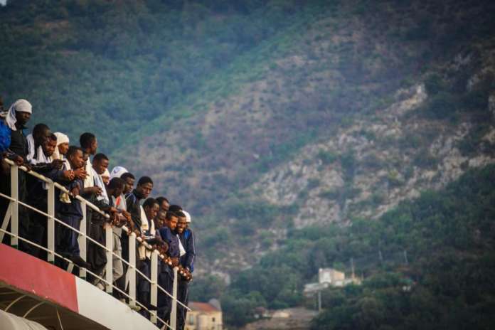 migranti sbarco salerno