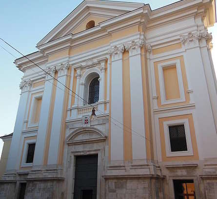 450px-Facciata_Duomo_di_Aversa