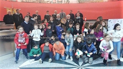 Bambini premiano Carabiniere