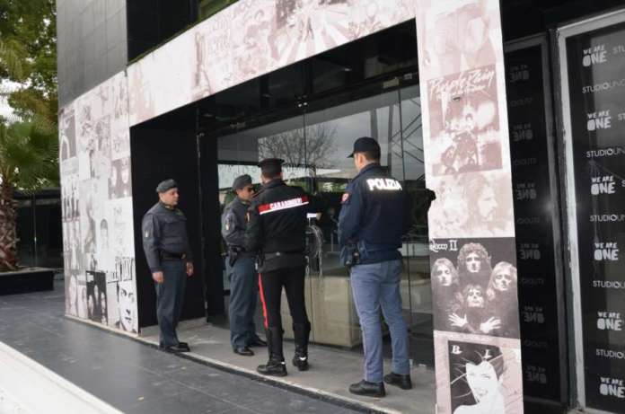 Forze dell'ordine sequestrano Studio Uno (1)