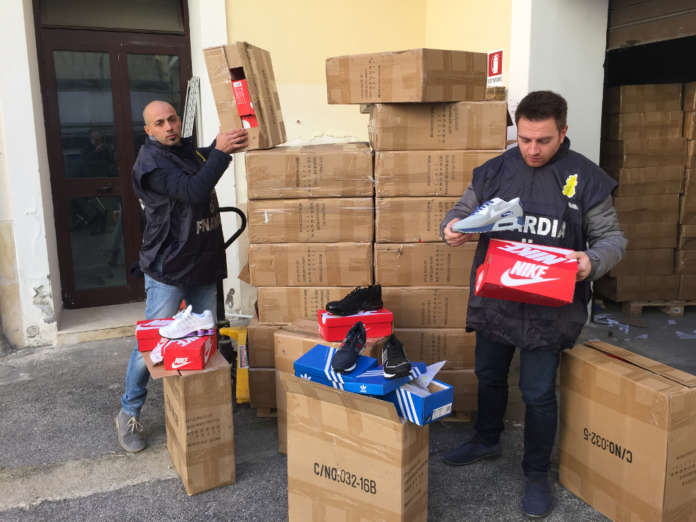 La Finanza sequestra scarpe sportive contraffatte