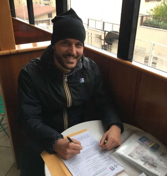Maggino al momento della firma