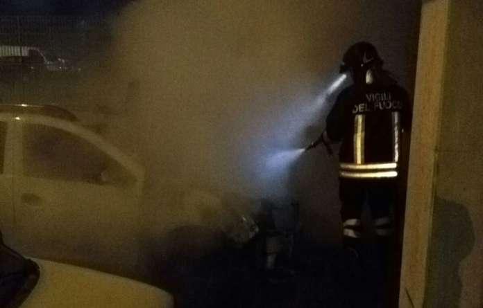 vigili auto incendiata