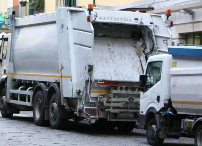 Un mezzo della raccolta rifiuti