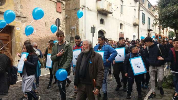 manifestazione scuola prof accoltellata