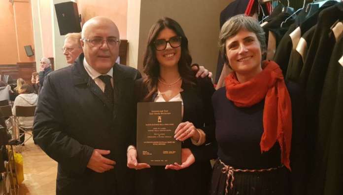 Anna Negro con Antonello Velardi e la relatrice della tesi Maria D'Amborsio