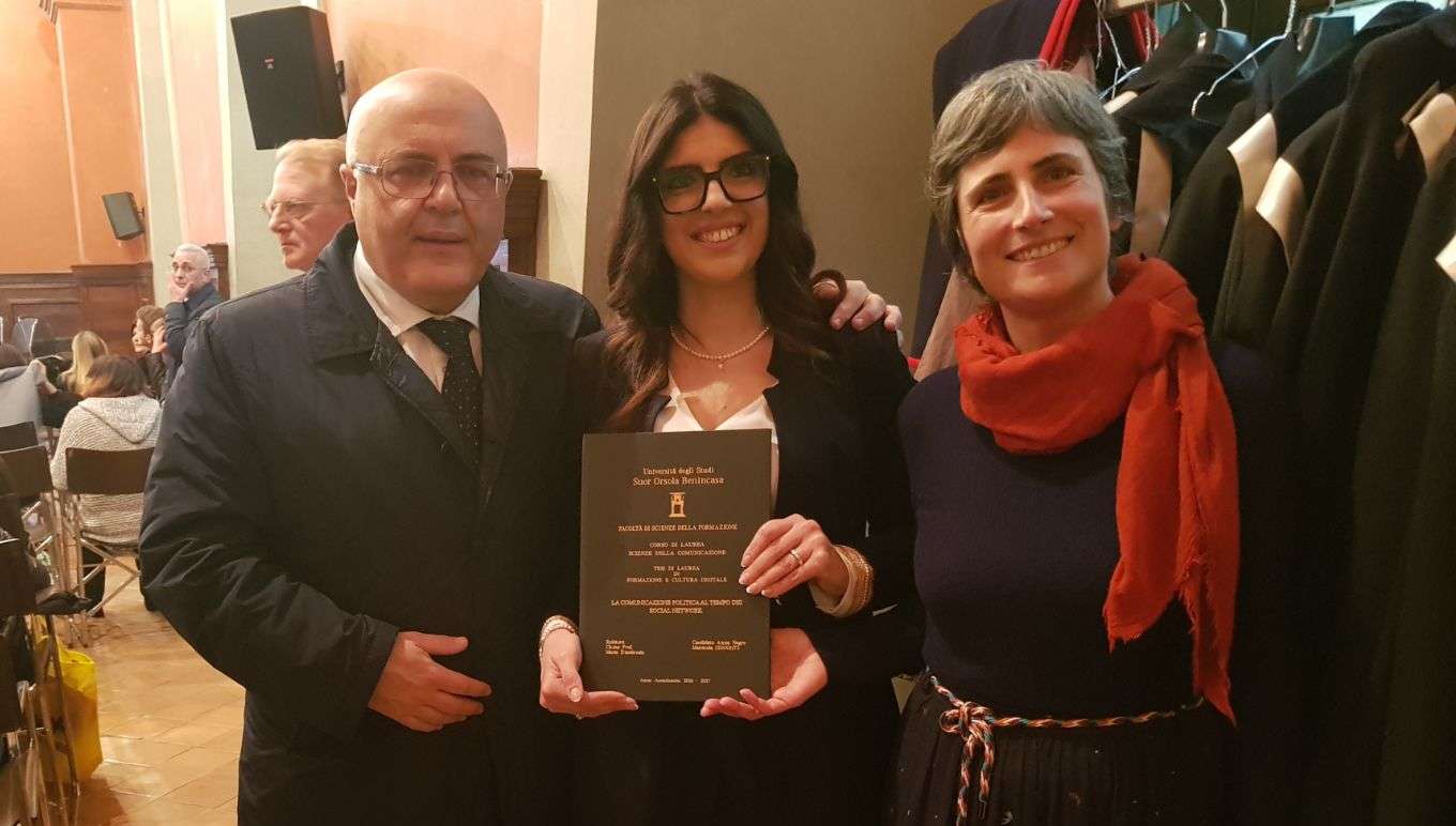Anna Negro con Antonello Velardi e la relatrice della tesi Maria D'Amborsio