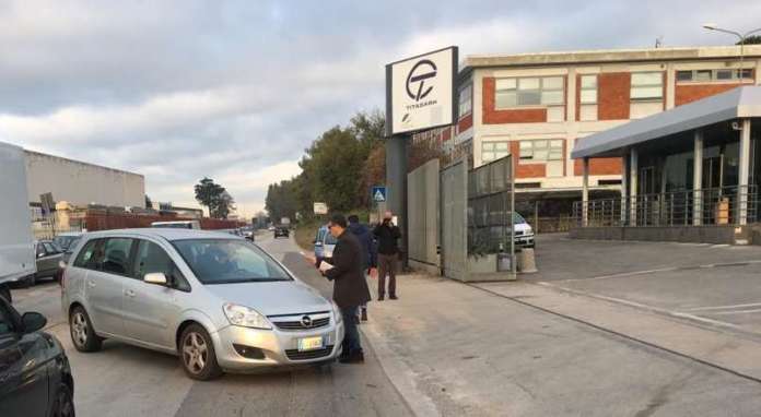 Scotto distribuisce volantini fuori alla Firema-Tfa (1)
