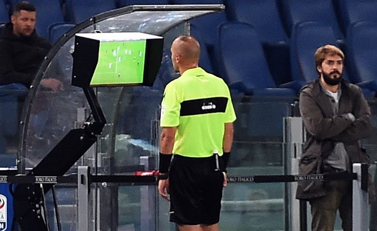 arbitro gesto var