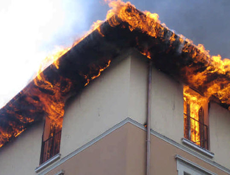 incendio casa napoli