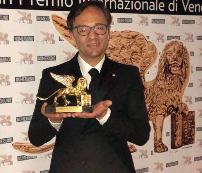Vincenzo Schiavo con il premio 1