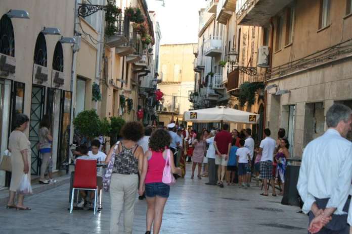 le-vie-dello-shopping-nel-centro-commerciale-naturale