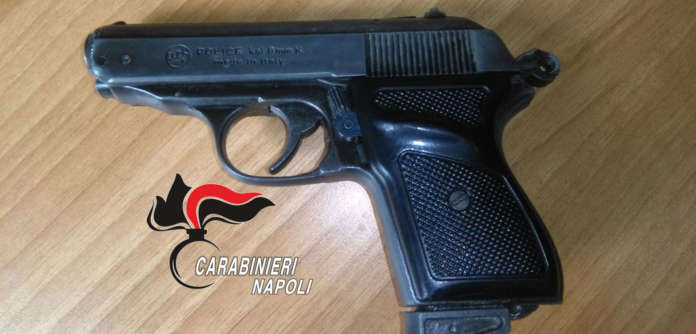 pistola finta senza tappo rosso frattamaggiore ragazzino