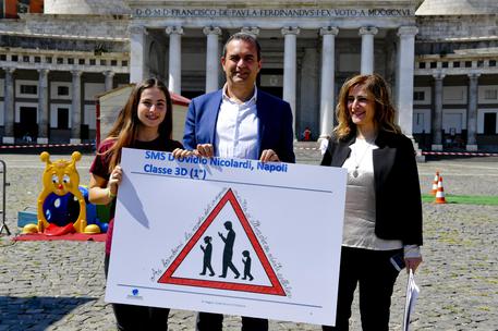 Giovani inventano segnali stradali,'stop cellulari e alcool'