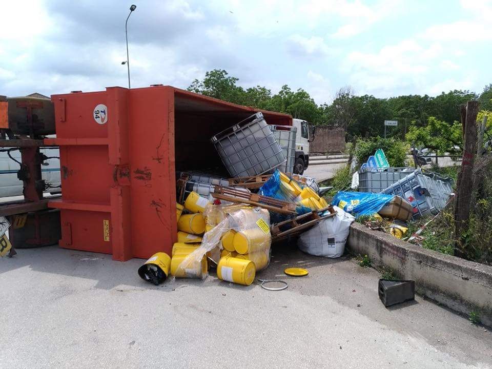 camion rifiuti pericolosi santa maria cv